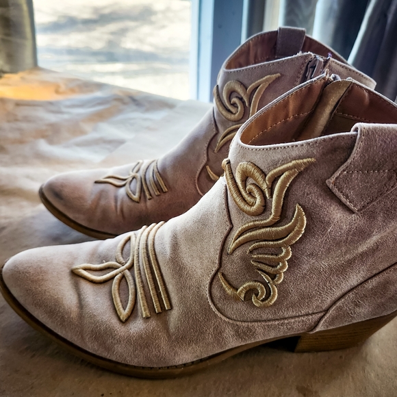 Qupid Shoes - Women's Suede Embroidered Ankle Boots - Tan
